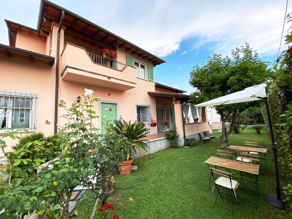 La Madonnina Bed & Breakfast Querceta Dış mekan fotoğraf