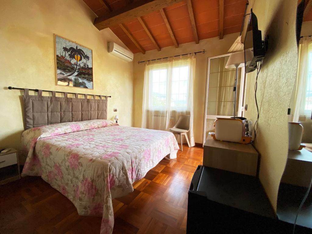 La Madonnina Bed & Breakfast Querceta Dış mekan fotoğraf